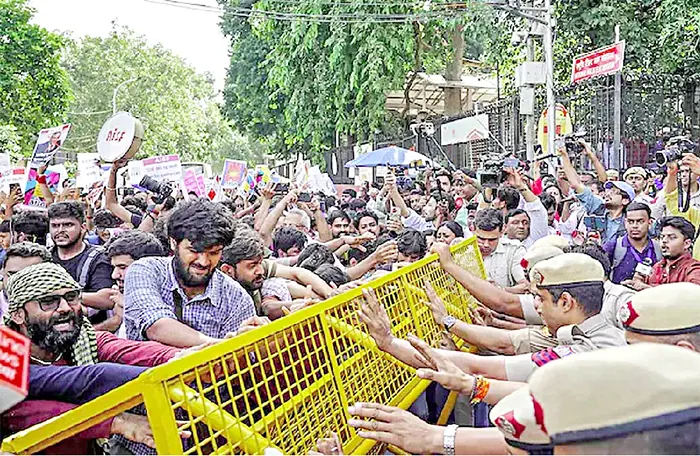 ভারতের নির্বাচন কমিশনের উপর আস্থা চুরমার